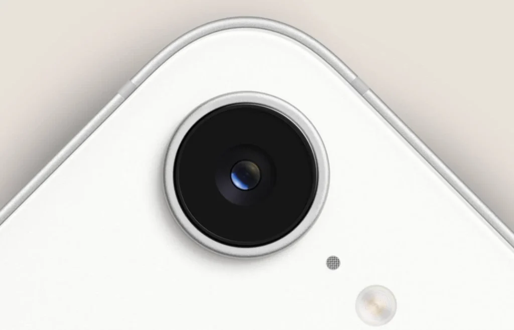 У какого Айфона лучше камера. Камера iPhone 16e имеет большее разрешение, но iPhone 13 сильнее за счет дополнительных возможностей. Фото: iphoned.com.